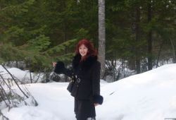 На фоне зимнего леса