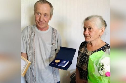 Семейной паре Шегарского района вручили медаль «За любовь и верность»