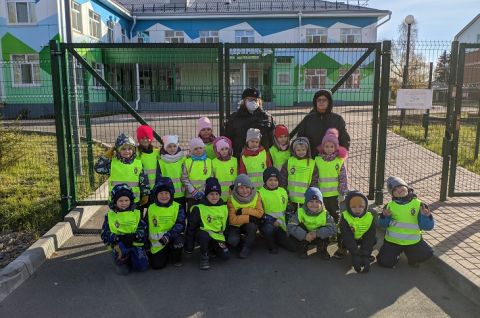 В Шегарском районе дошкольники прокладывают безопасный маршрут с помощью «Шагающего автобуса»