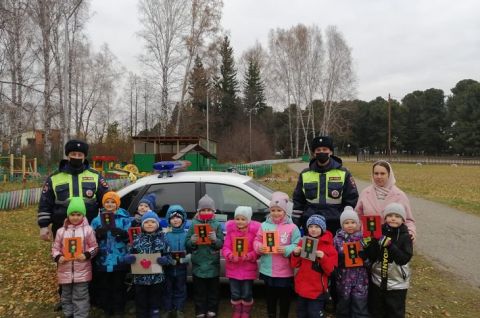 В Томской области дошкольники совместно с сотрудниками Госавтоинспекции поздравили с Днем отца своих пап.