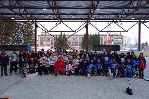 19 марта 2022 года в селе Мельниково на Молодежном центре состоялся ⁣⁣открытый муниципальный турнир по хоккею с шайбой
