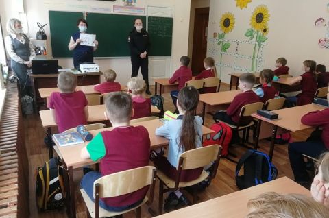 В рамках операции «Дети России - 2022» сотрудники полиции проводят  профилактические мероприятия  в образовательных учреждениях Шегарского района