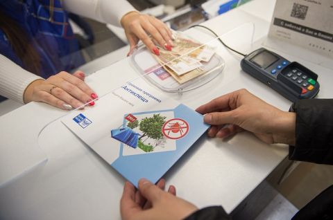 В Томской области страховку от укусов клещей можно приобрести на почте